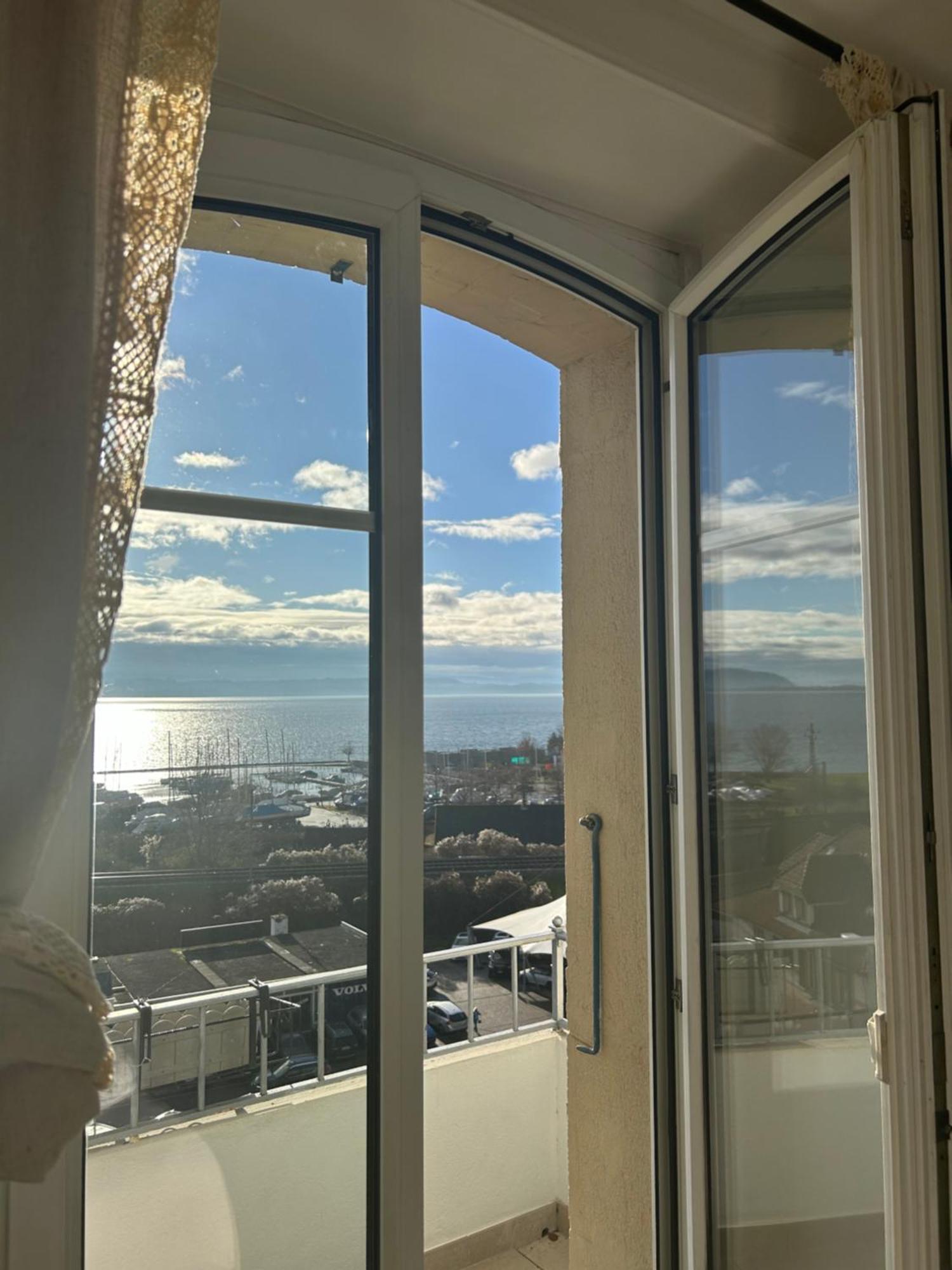 La Maison Bleue A 2 Pas Du Lac Du Neuchatel Hauterive  Buitenkant foto