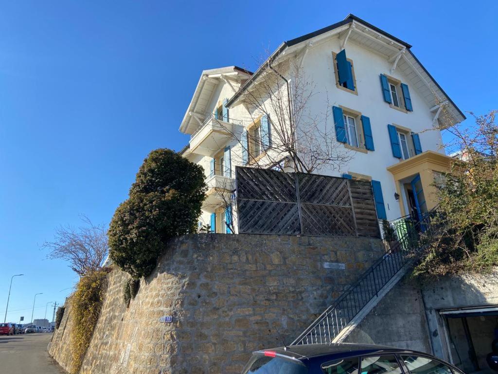 La Maison Bleue A 2 Pas Du Lac Du Neuchatel Hauterive  Buitenkant foto